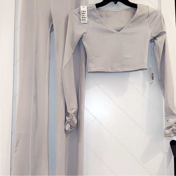 NWT Frankie's Bikinis Workout Set Zippy Flare Leggings & Pliè top Icy grey Large - Picture 6 of 11